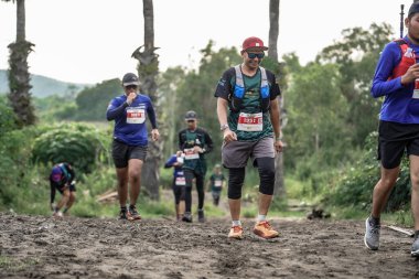 Yogyakarta, Endonezya - 25 Şubat 2024: Sahildeki kumlu yollarda sahil yarışları