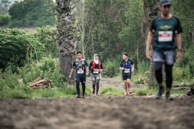 Yogyakarta, Endonezya - 25 Şubat 2024: Sahildeki kumlu yollarda sahil yarışları