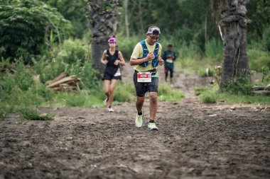 Yogyakarta, Endonezya - 25 Şubat 2024: Sahildeki kumlu yollarda sahil yarışları