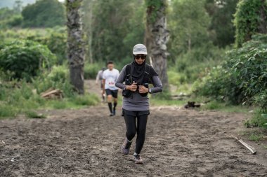 Yogyakarta, Endonezya - 25 Şubat 2024: Sahildeki kumlu yollarda sahil yarışları