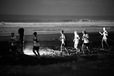 Yogyakarta, Endonezya - 25 Şubat 2024: Sabahleyin sahili boydan boya geçen yarışa katılanlar.