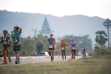 Yogyakarta, Endonezya - 25 Şubat 2024: Koşu yarışına katılanlar son kilometrede asfalt yolda yorulmaya başlıyorlardı. Sahilden Sahile etkinlikte.