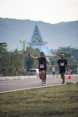 Yogyakarta, Endonezya - 25 Şubat 2024: Koşu yarışına katılanlar son kilometrede asfalt yolda yorulmaya başlıyorlardı. Sahilden Sahile etkinlikte.