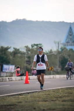 Yogyakarta, Endonezya - 25 Şubat 2024: Koşu yarışına katılanlar son kilometrede asfalt yolda yorulmaya başlıyorlardı. Sahilden Sahile etkinlikte.