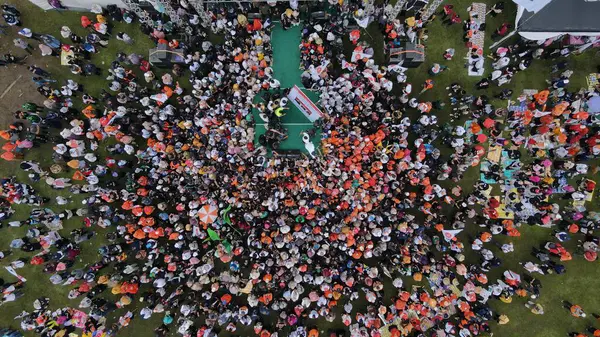 Yogyakarta, Endonezya - 23 Ocak 2024: Anies Baswedan 'ın havadan görüşü 2024 seçim kampanyası için destekçilerinin önünde bir konuşma yapması.