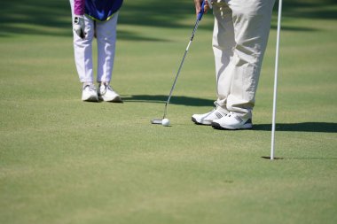 Glofer topu deliğe sokmak için bir duruş sergiliyor.