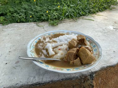 Brongkos, geleneksel Endonezya yemekleri pirinç ile servis edilir.