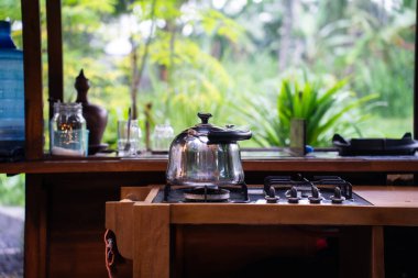 Ocaktaki su ısıtıcısı.