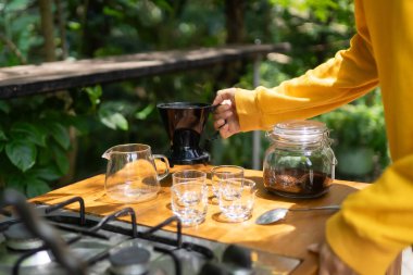 Sakin ve rahatlatıcı bir atmosferde siyah kahve demleme süreci.