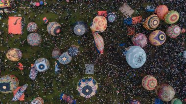 Wonosobo, Endonezya - 14 Nisan 2024: Wonosobo, Central Java 'da sıcak hava balonu festivalinin heyecanı. Etkinlik her bayram düzenleniyor..