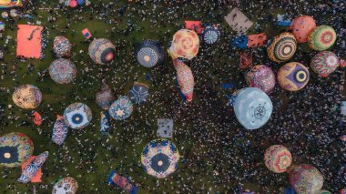 Wonosobo, Endonezya - 14 Nisan 2024: Wonosobo, Central Java 'da sıcak hava balonu festivalinin heyecanı. Etkinlik her bayram düzenleniyor..
