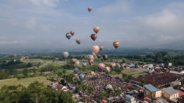 Wonosobo, Endonezya - 14 Nisan 2024: Wonosobo, Central Java 'da sıcak hava balonu festivalinin heyecanı. Etkinlik her bayram düzenleniyor..