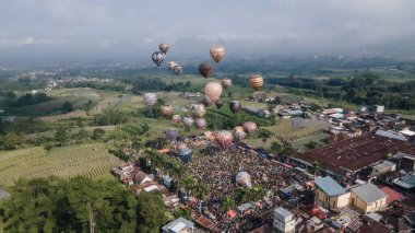 Wonosobo, Endonezya - 14 Nisan 2024: Wonosobo, Central Java 'da sıcak hava balonu festivalinin heyecanı. Etkinlik her bayram düzenleniyor..