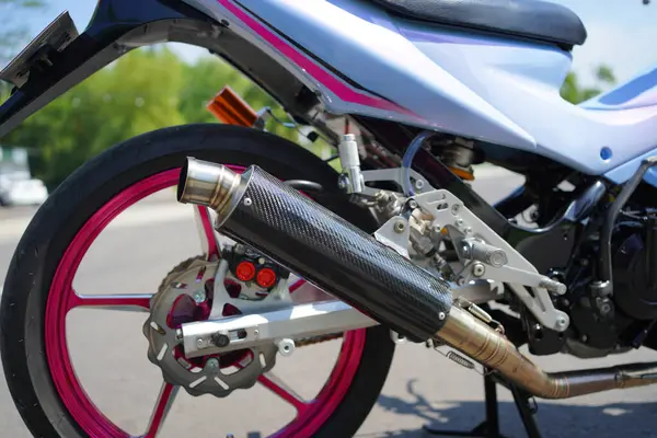 Yakın plan, 4 vuruşluk kemik altı motosiklet yarışı egzozu.
