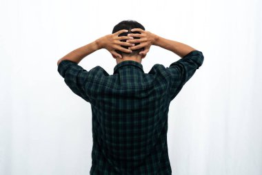 Stres jesti yapan bir adamın kafasını tutuşu.