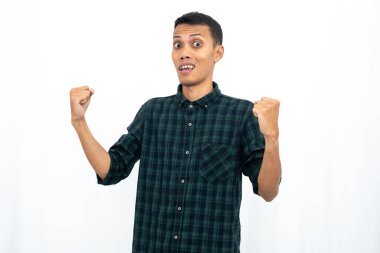 Yeşil kareli bir gömlek giyen Asyalı adam, el ele tutuşurken mutluluğunu ifade ediyor. İzole edilmiş beyaz arkaplan.