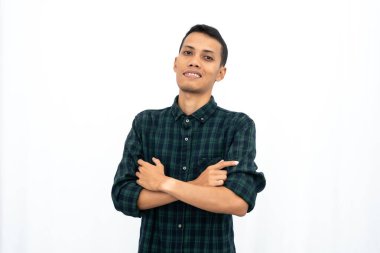 Sıradan yeşil kareli gömlek giyen Asyalı bir adam elleri karnında poz veriyor. İş fotoğrafı konsepti, havalı öğrenci. İzole edilmiş beyaz arkaplan.
