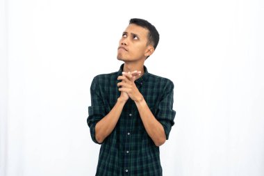 Günlük yeşil kareli gömlek giyen Asyalı bir adam düşünüyor, fikir arıyor. İzole edilmiş beyaz arkaplan.