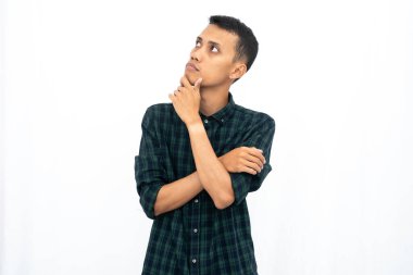 Günlük yeşil kareli gömlek giyen Asyalı bir adam düşünüyor, fikir arıyor. İzole edilmiş beyaz arkaplan.