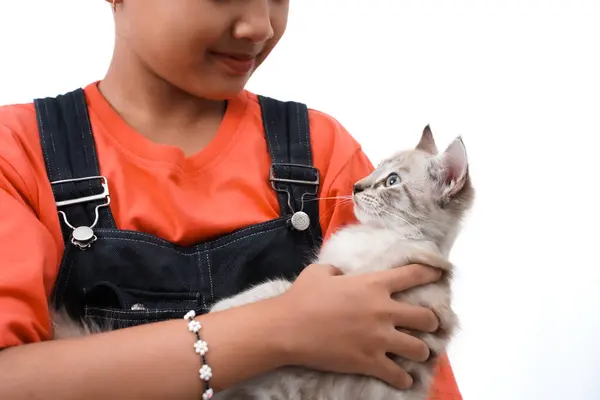 Küçük Asyalı bir kız kedi yavrusunu sevgiyle kucaklıyor. Sevimli. Beyaz arka planda izole edilmiş. Uluslararası kedi günü fotoğraf konsepti.