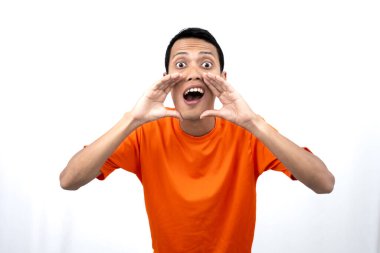 Elleri ağzının kenarında turuncu tişört giyen genç Asyalı bir adamın portresi. Dedikoduları fısıldıyor ve sırlarını anlatıyor. Beyaz arka planda izole edilmiş haberleri paylaşıyorlar..