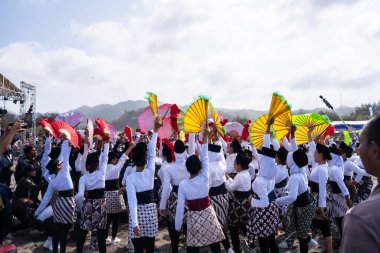 Bantul, Endonezya - 26 Ağustos 2023: Endonezya Muri Record, Bantul 'da binlerce dansçı öğrenci Depok plajında Montro dansı yapıyor. Montro dansı Bantul 'da bir dans sanatıdır..