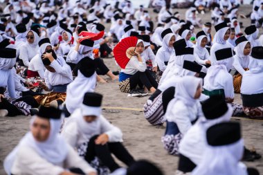 Bantul, Endonezya - 26 Ağustos 2023: Endonezya Muri Record, Bantul 'da binlerce dansçı öğrenci Depok plajında Montro dansı yapıyor. Montro dansı Bantul 'da bir dans sanatıdır..