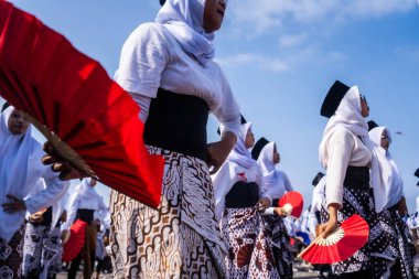 Bantul, Endonezya - 26 Ağustos 2023: Endonezya Muri Record, Bantul 'da binlerce dansçı öğrenci Depok plajında Montro dansı yapıyor. Montro dansı Bantul 'da bir dans sanatıdır..