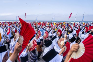 Bantul, Endonezya - 26 Ağustos 2023: Endonezya Muri Record, Bantul 'da binlerce dansçı öğrenci Depok plajında Montro dansı yapıyor. Montro dansı Bantul 'da bir dans sanatıdır..