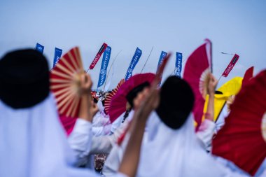 Bantul, Endonezya - 26 Ağustos 2023: Endonezya Muri Record, Bantul 'da binlerce dansçı öğrenci Depok plajında Montro dansı yapıyor. Montro dansı Bantul 'da bir dans sanatıdır..