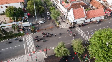 Yogyakarta, Endonezya - 27 Eylül 2024: Hava manzarası, Malioboro Caddesi, Yogyakarta kavşağında trafik sıkışıklığı. Zebra geçidi ve turistler görünüyor.