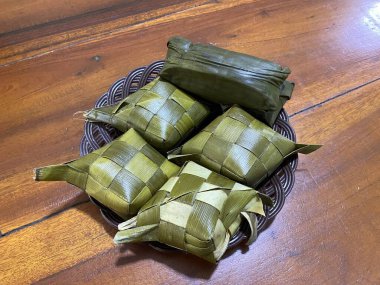 Buras, Bugis ve Makassar halkının tipik bir yiyeceğidir. Tipik Makassar yemeklerini tamamlamak için bir tabakta ketupat servis edilir..