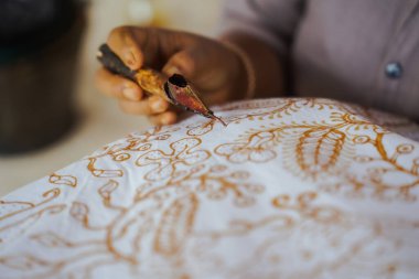 Lasem batik motifli Endonezya batiği yapma süreci. Batik yapmak, beyaz bezle el çizimi batik yapmak.