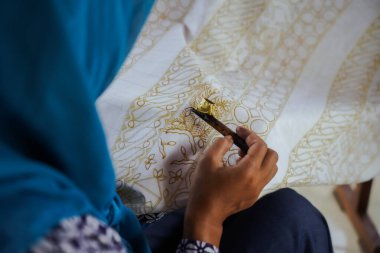 Parang batik motifli Endonezya batiği yapma süreci. Batik yapmak, beyaz bezle el çizimi batik yapmak..