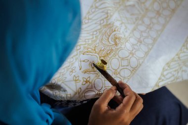 Parang batik motifli Endonezya batiği yapma süreci. Batik yapmak, beyaz bezle el çizimi batik yapmak..
