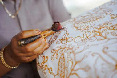 Lasem batik motifli Endonezya batiği yapma süreci. Batik yapmak, beyaz bezle el çizimi batik yapmak.