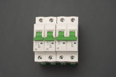 Elektrikli otomatik devre kesici.