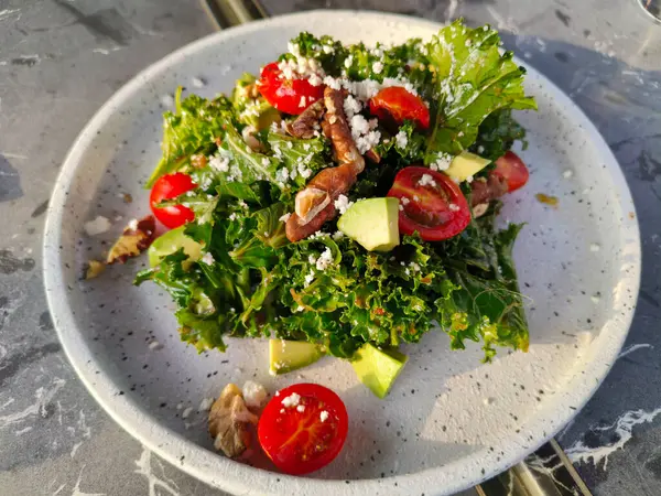 Peynirli lezzetli bir salata.