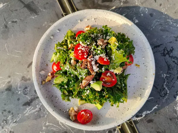 Peynirli lezzetli bir salata.