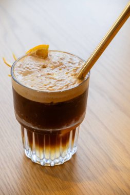 Masada bir fincan kahve.