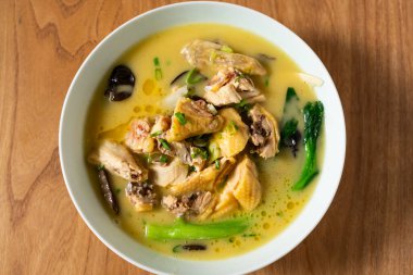 Bir kase lezzetli Çin tavuklu erişte çorbası.