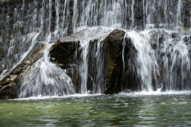 Gün boyunca vadide şelaleler
