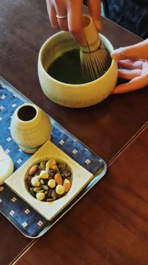 Bir adam hazırlanıyor Matcha.