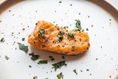 Lezzetli ızgara somon parçaları.