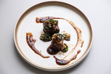 Lezzetli bir tabak karabiberli biftek.