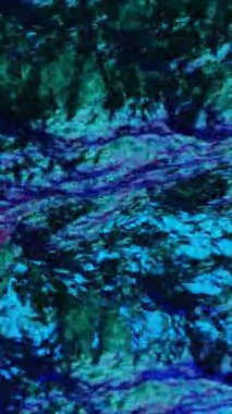 Soyut yanardöner renkli 3D dalgalar döngü animasyonu. Sosyal medya için trend hareket tasarımı dikey arkaplan