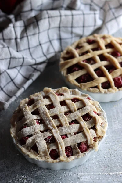 Grandes Cerises Juteuses Sur Une Tarte Sweet Pie Close Photo — Photo
