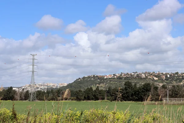 小山上的小城 以色列村庄五彩斑斓的建筑 云彩蓬松 以色列的建筑 中东之春 — 图库照片