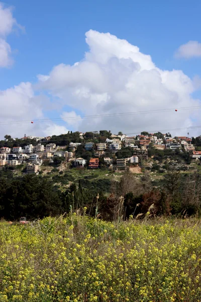 小山上的小城 以色列村庄五彩斑斓的建筑 云彩蓬松 以色列的建筑 中东之春 — 图库照片