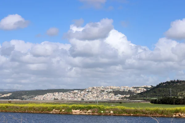 曇りの青い空 まだ青い川の水 晴れた穏やかな日の写真 イスラエルの自然 中東の春 — ストック写真